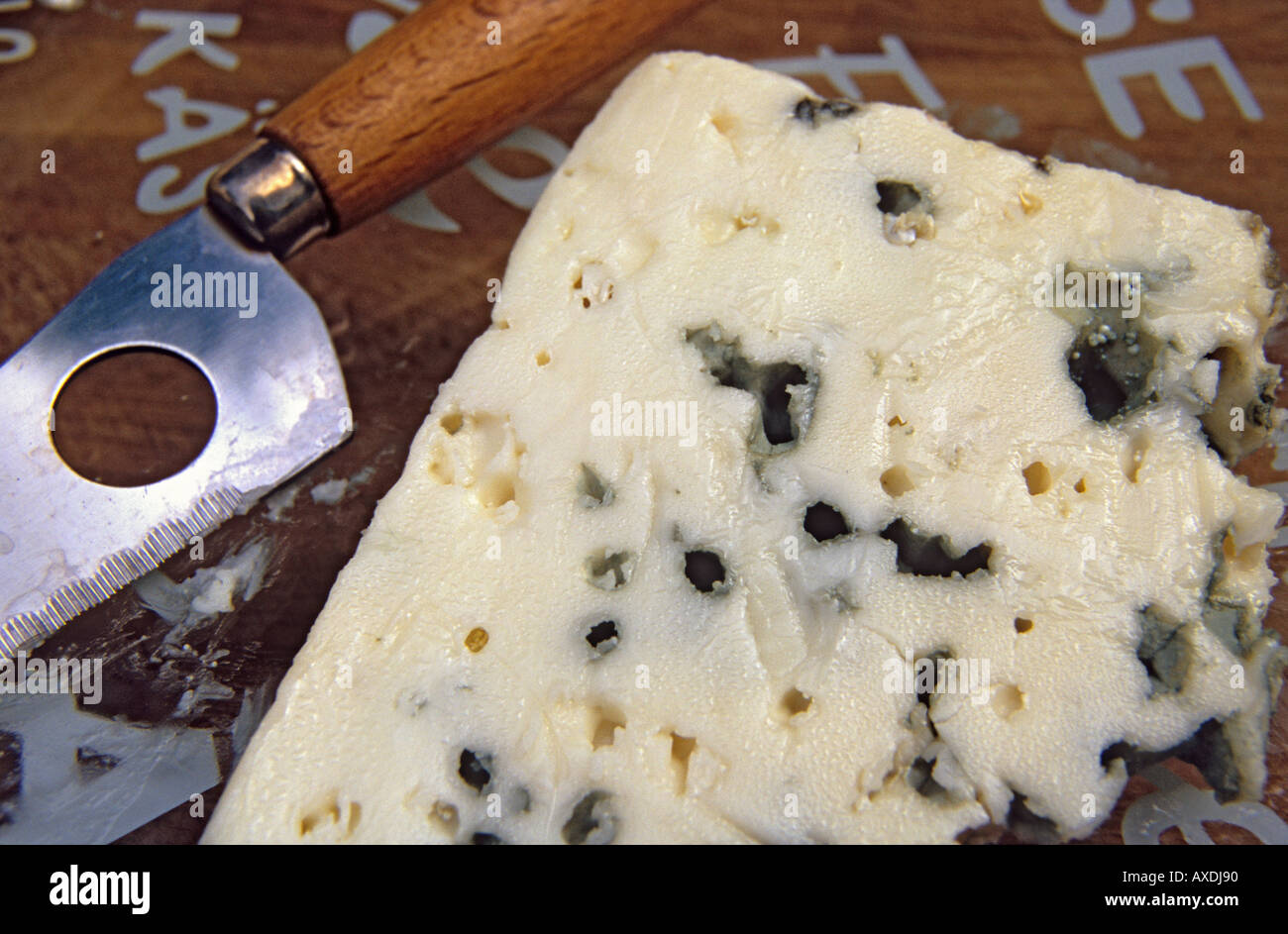 Il Roquefort francese di formaggio blu dal latte di pecore in Roquefort sur Soulzon vicino a Millau nel Parc Regional des Grand Causses Foto Stock