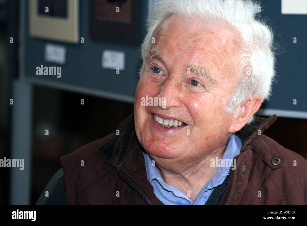 Il defunto Paul Briscoe autore di 'My Friend The Enemy' circa crescere in Germania nazista durante la guerra. Sta firmando il libro sulla relativa pubblicazione. Foto Stock