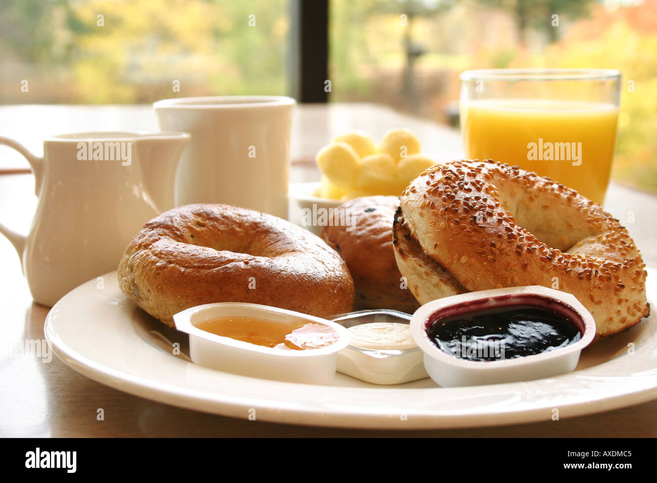 La prima colazione - Serie bagel, caffè e succo di frutta Foto Stock