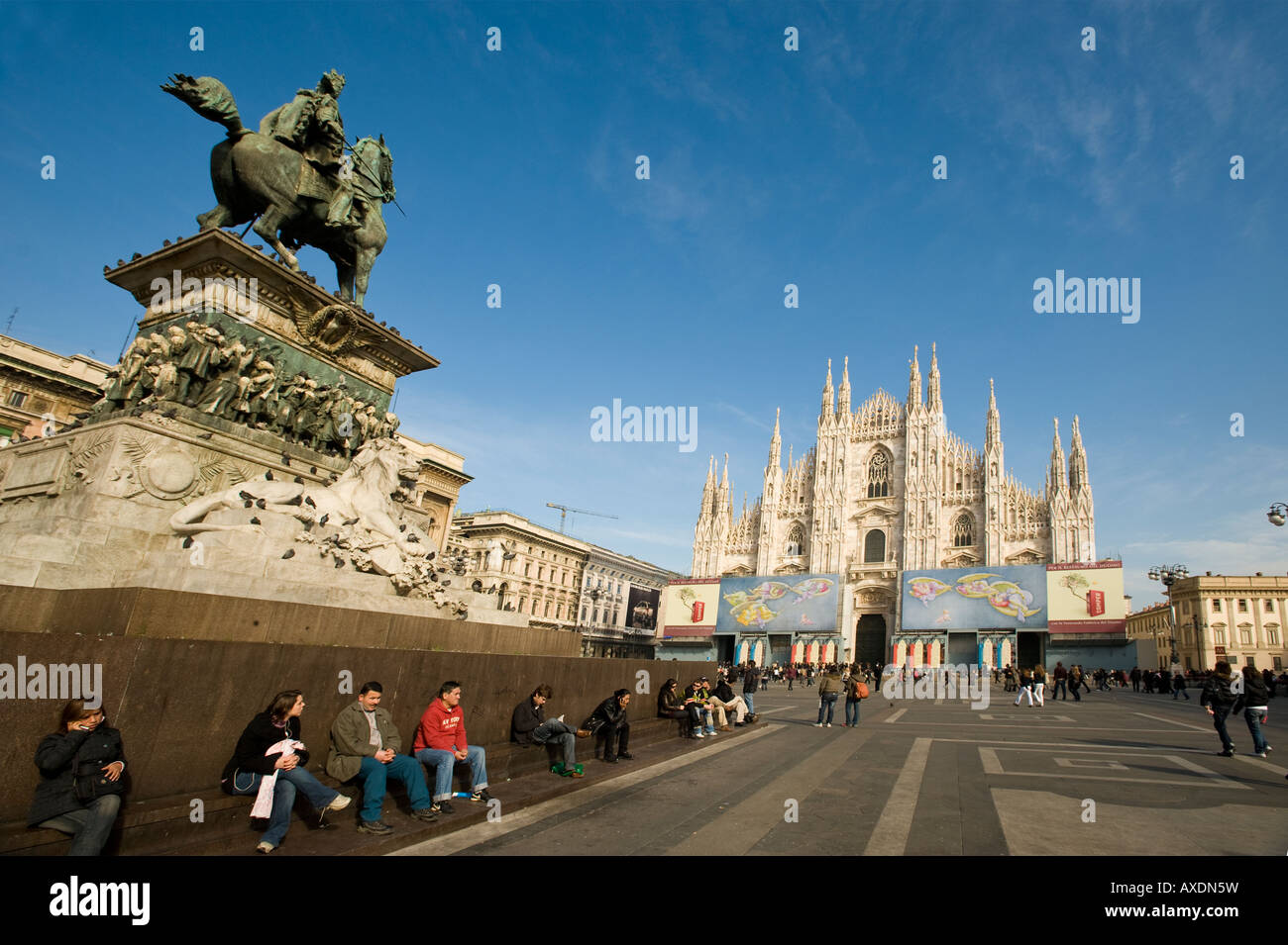 Statua di Vittorio Emanuele Duomo IN PIAZZA DEL DUOMO MILANO ITALIA Foto Stock