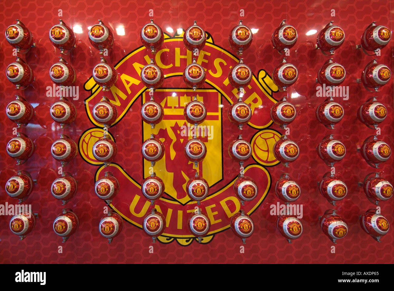 Bandiera rossa croce bianca piede palla crest shield calcio parete interna spettacolo Foto Stock