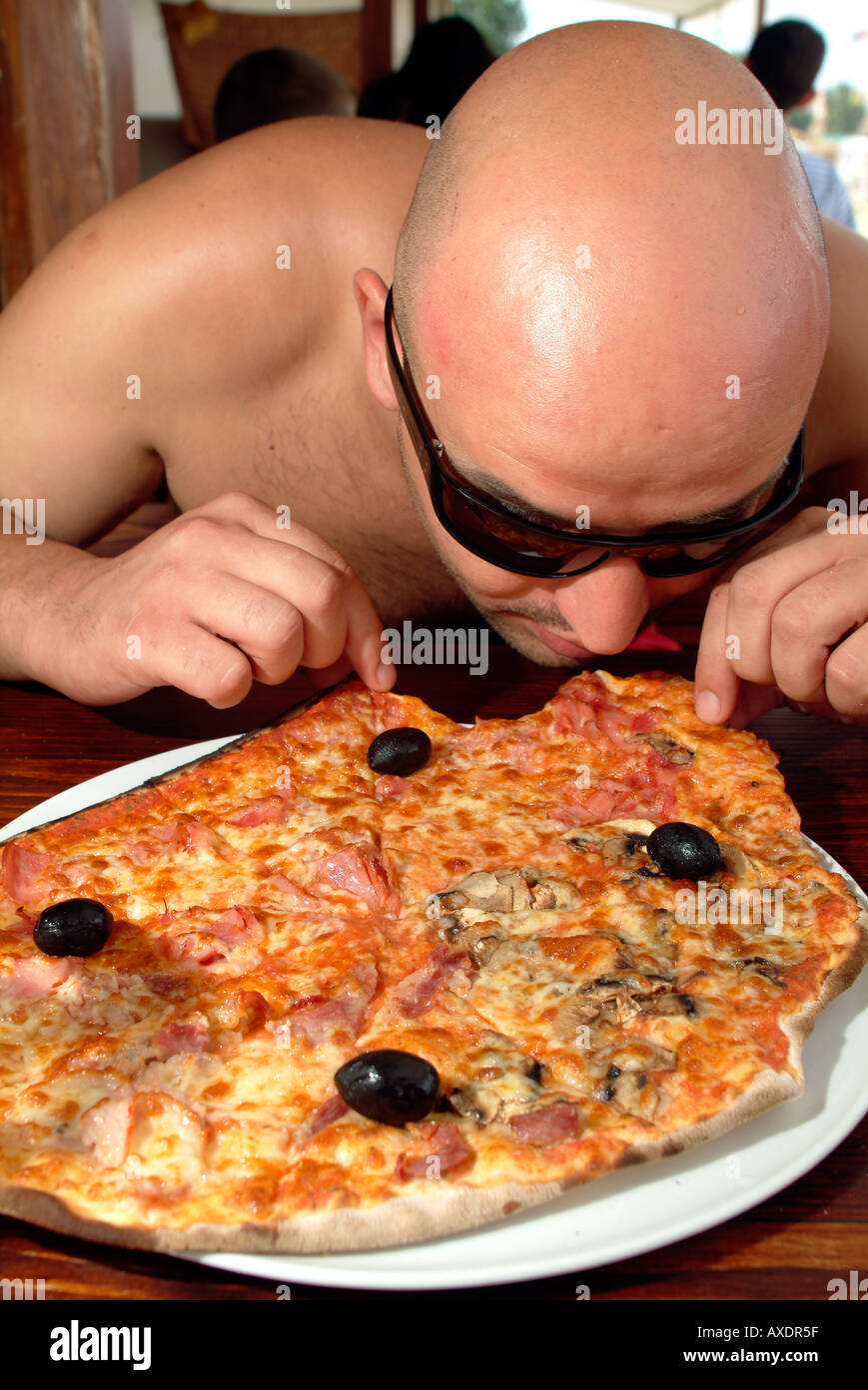 L'uomo mangiare la pizza Foto Stock