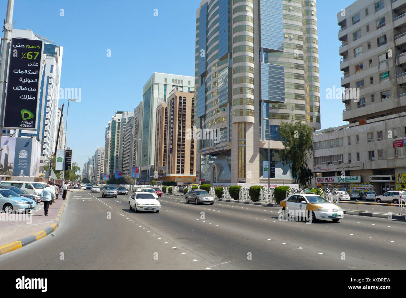 Hamdan Street / Sultan Bin Zayed Street, centro di Abu Dhabi, Emirati Arabi Uniti. Foto Stock