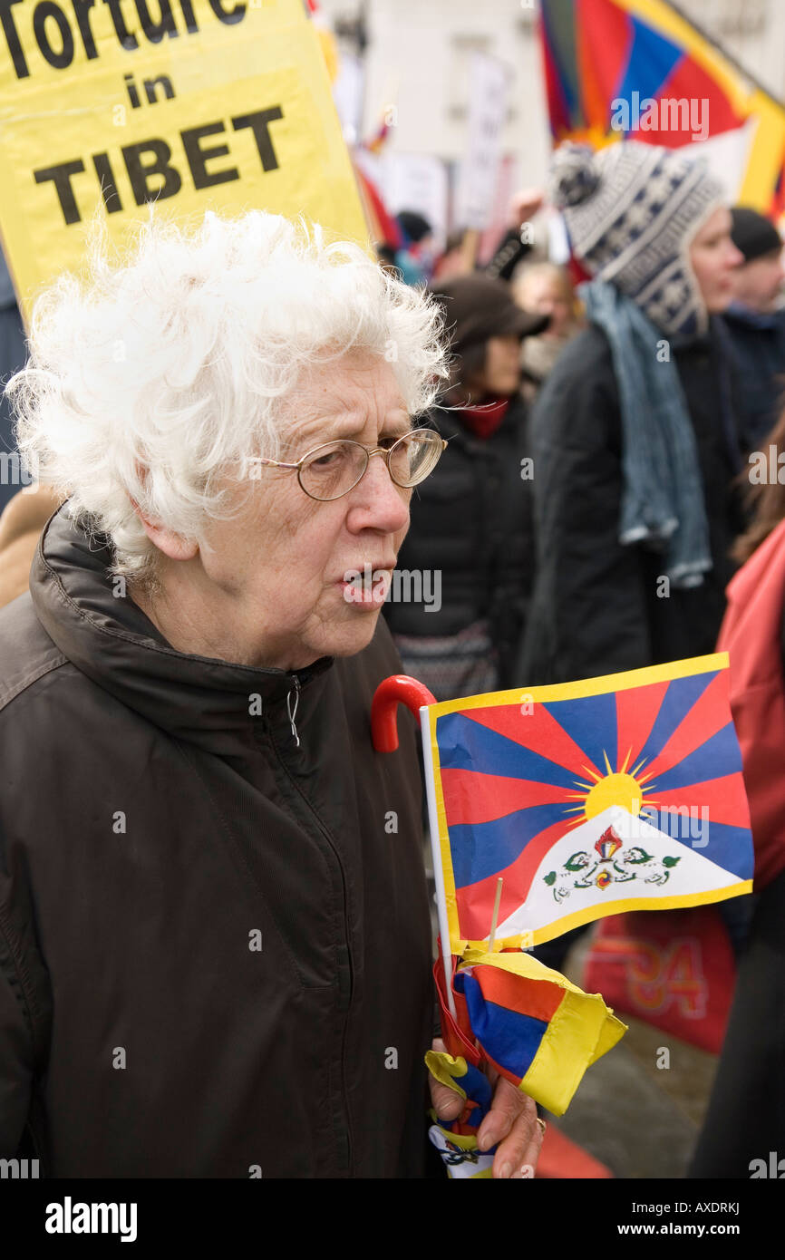 Titolare di pensione o di rendita che manifestano contro la sovranità cinese in Tibet a Londra Foto Stock