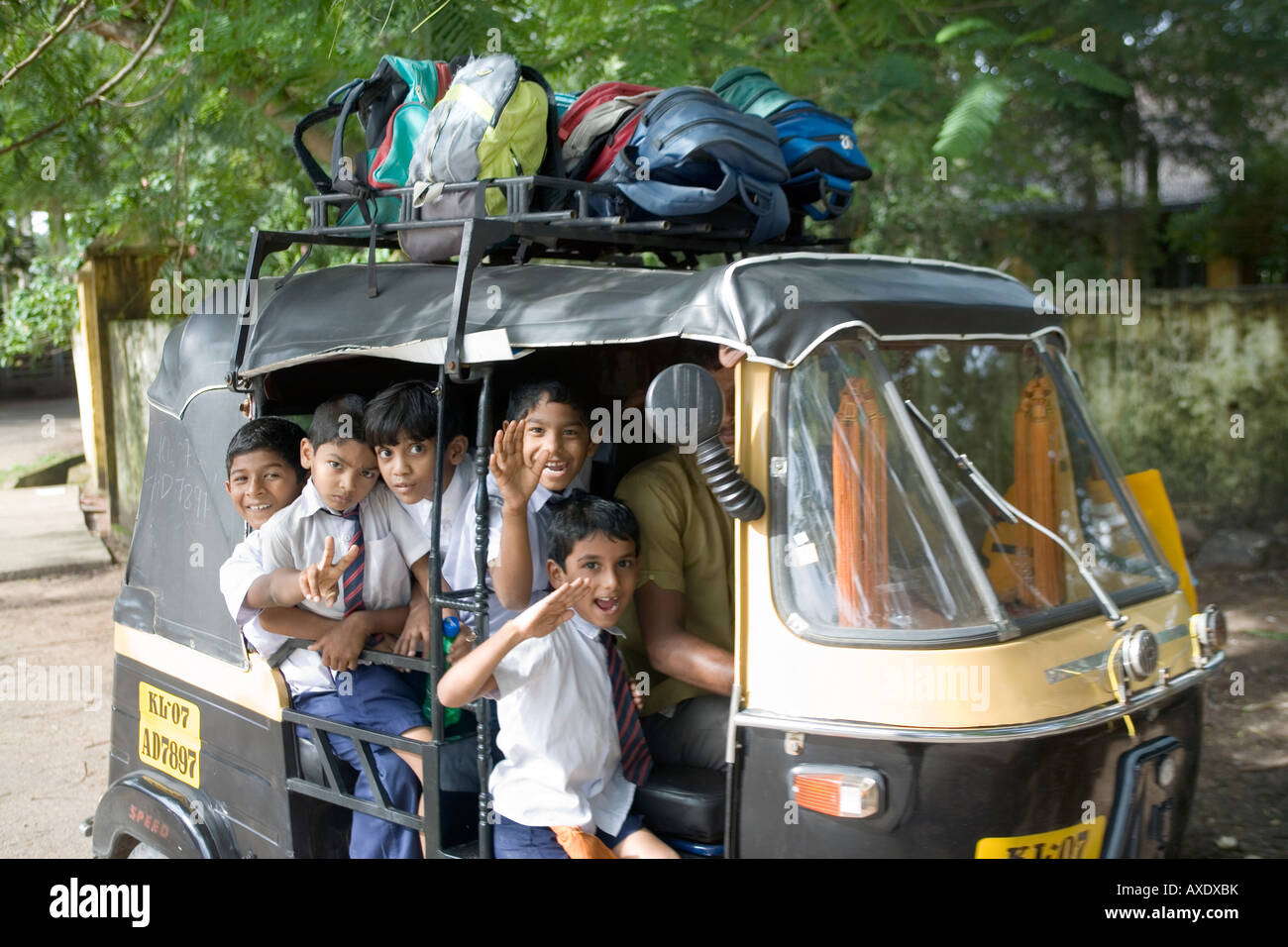 Giovani indiani scolari sulla strada per la scuola in un rickshaw un popolare modalità di trasporto scolastico Fort Kochi Cochin India Kerala Foto Stock