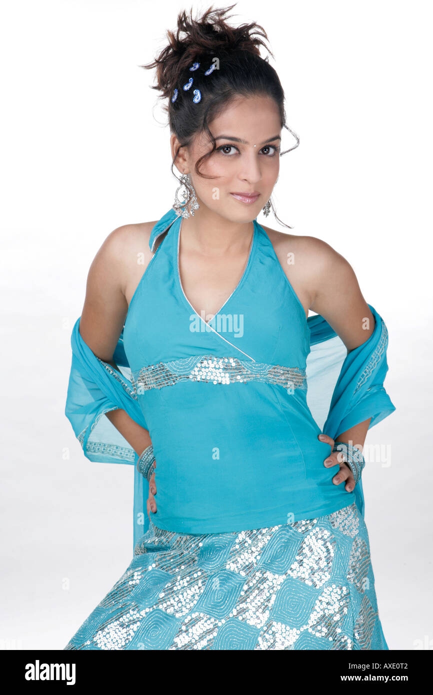 Ritratto di una giovane donna in posa Foto Stock