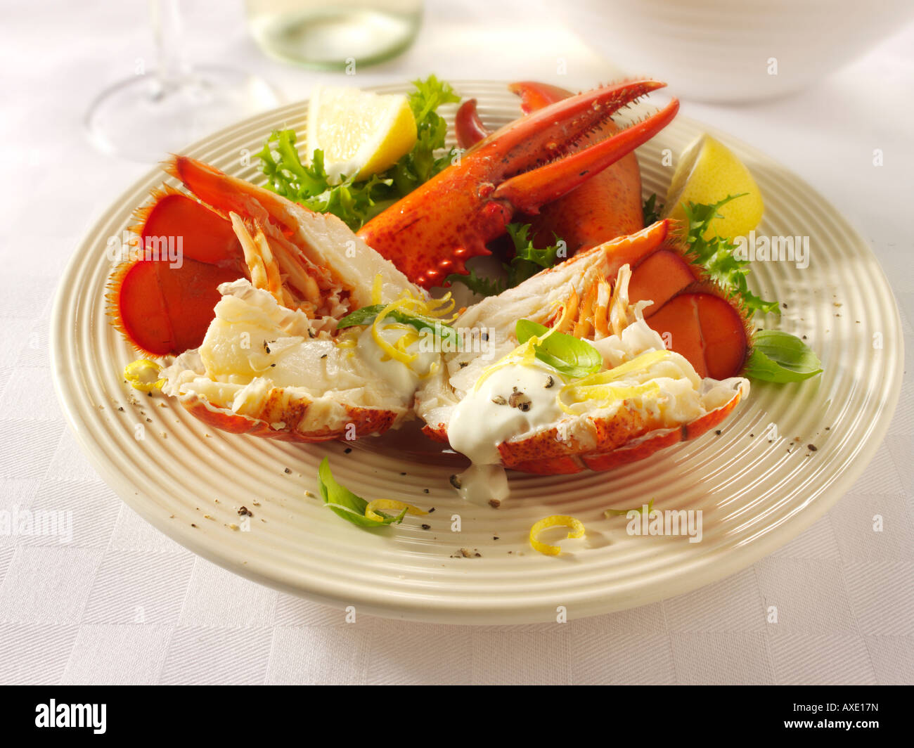 Dimezzato fresca aragosta cotta con un limone salsa maionese Foto Stock