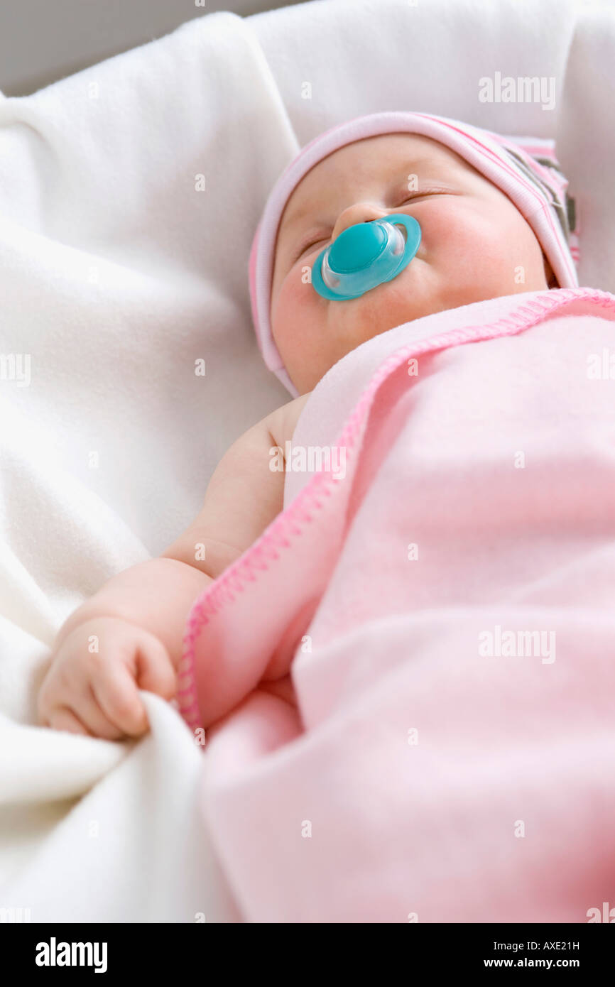 Baby girl (6-9 mesi) dormire con succhietto, close-up Foto Stock