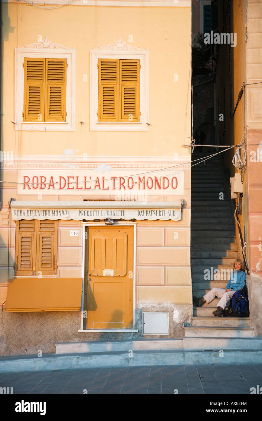 L'Italia, Liguria, Camogli, Donna seduta sulla scaletta Foto Stock