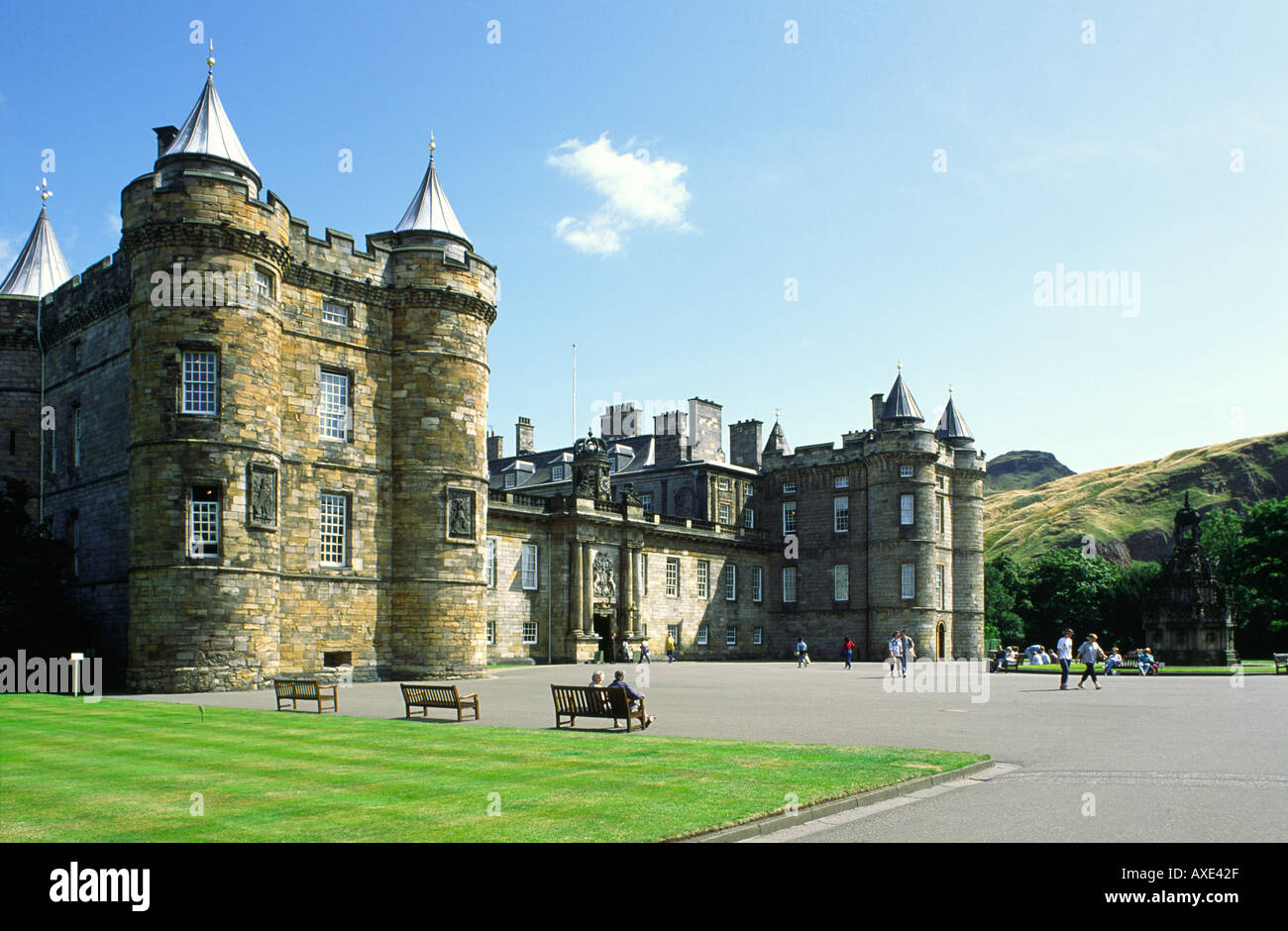 Palazzo Reale di Holyroodhouse ad Edimburgo, Scozia, Regno Unito. La fontana e la facciata anteriore Foto Stock