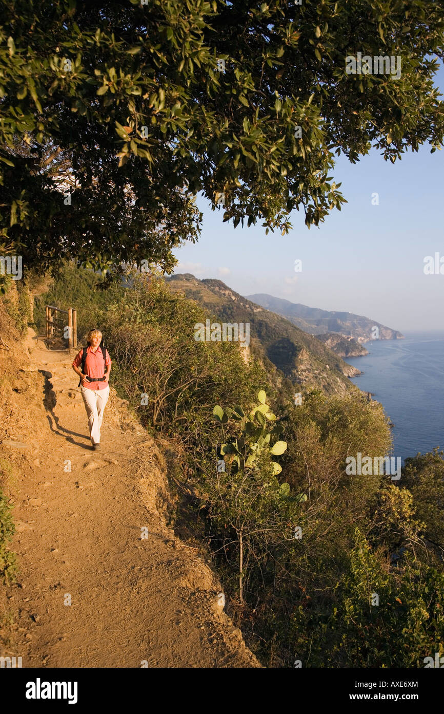 L'Italia, Liguria, Vernazza, Donna escursionismo sul percorso Foto Stock