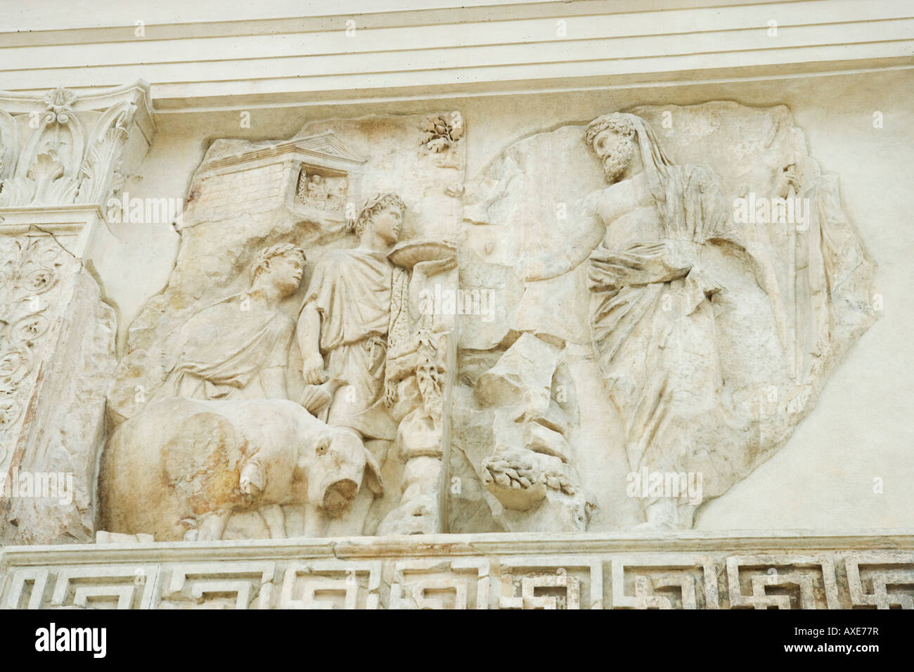 Dettaglio del carving all'Ara Pacis Augustae (o altare della Pace augustea), il centro storico di Roma, Italia Foto Stock