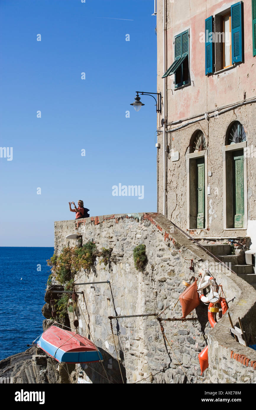 L'Italia, Liguria, Riomaggiore, persona fotografare Foto Stock