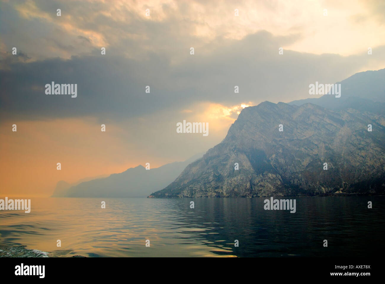 Lago di Garda da una escursione in barca da Riva del Garda Italia Foto Stock