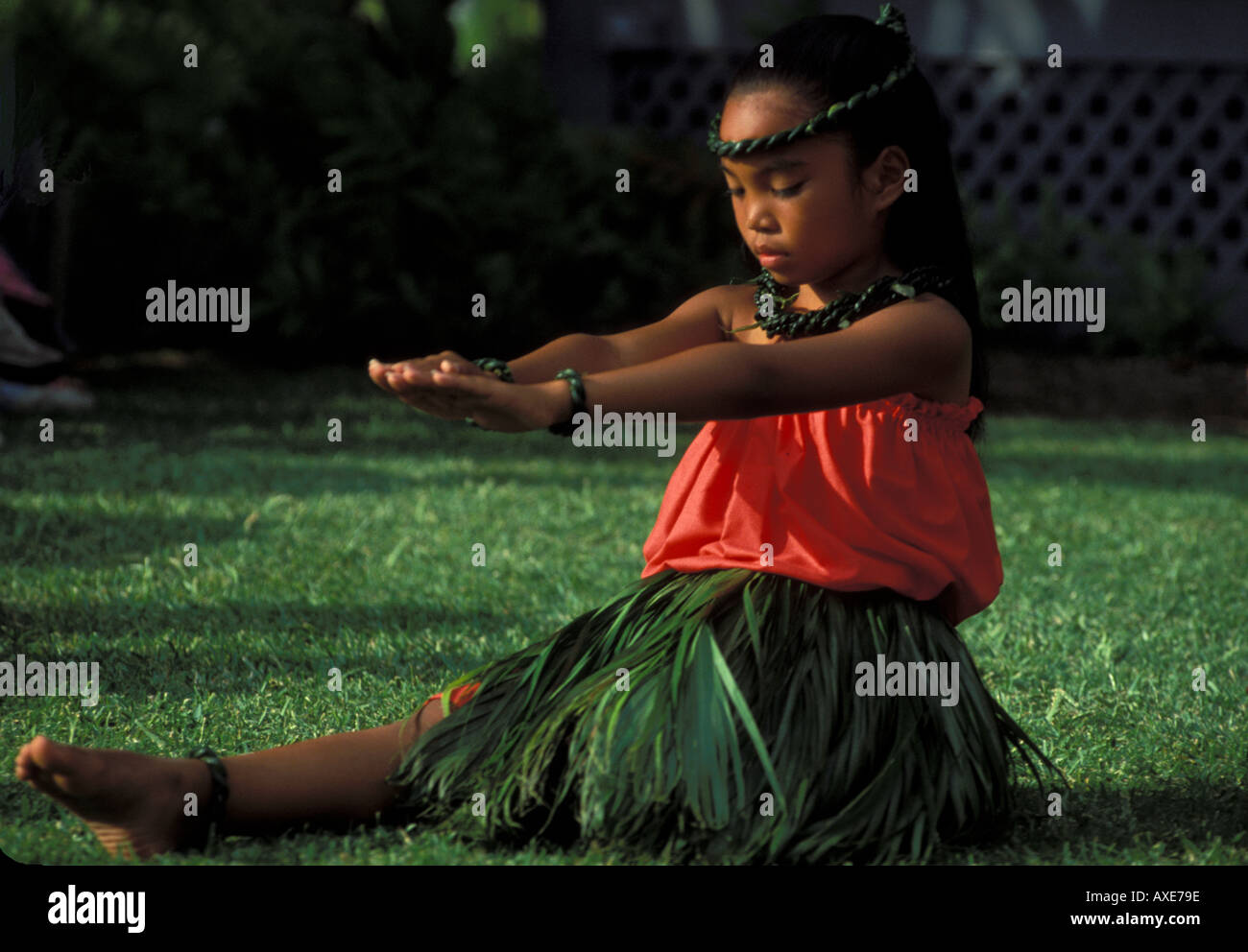 Ragazza in modalità meditativa durante un ballo di Hula in KAILUA KONA Big Island delle Hawaii USA Foto Stock