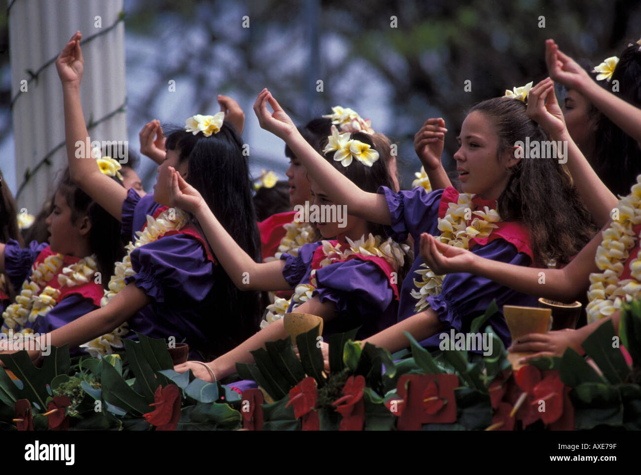 Hula ballerino ragazze sul galleggiante con ilo Merry Monarch Festival parade Hilo Big Island delle Hawaii Foto Stock
