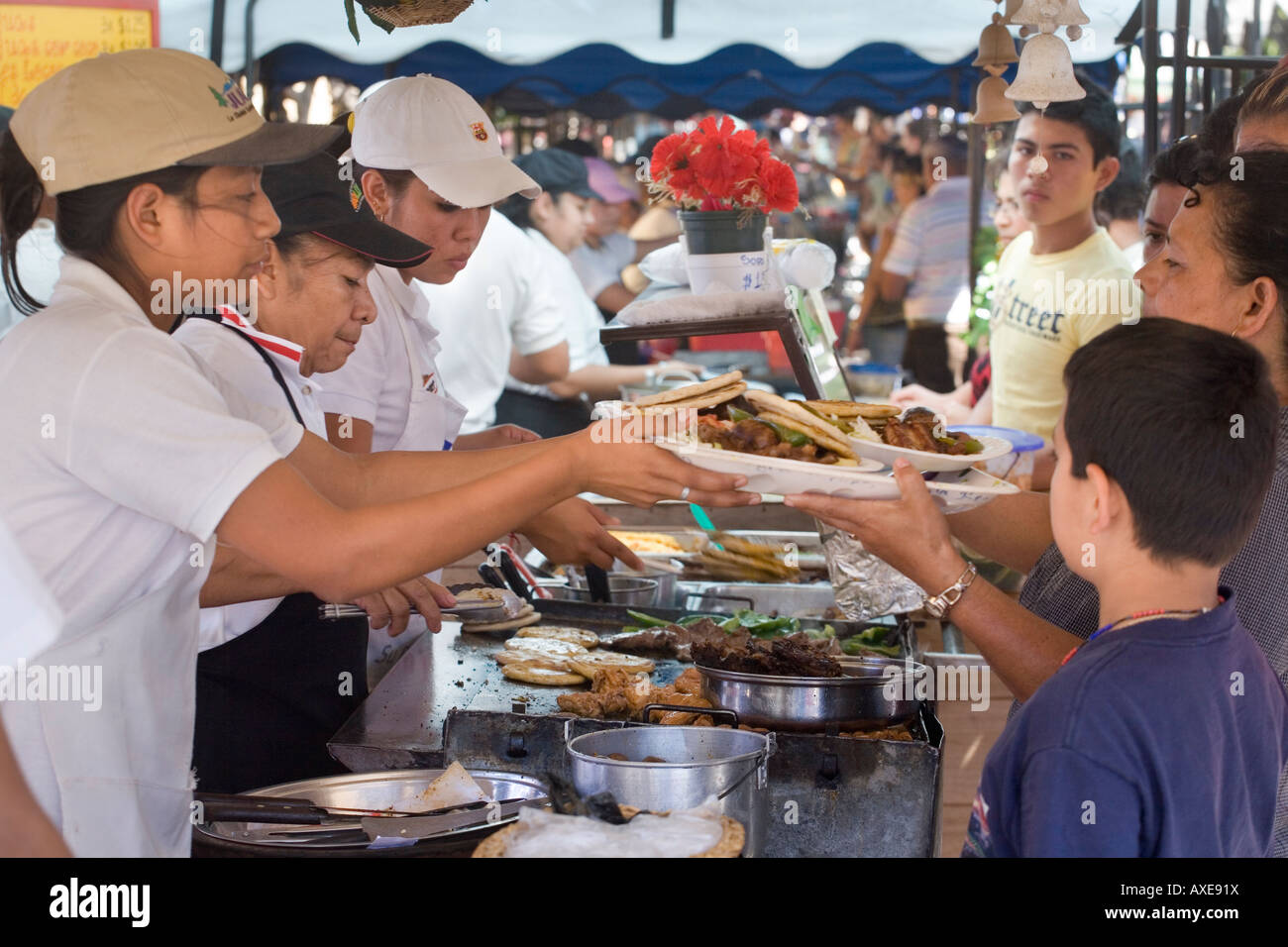 Le donne di cottura per folle a weekly food festival aka fiera alimentare o feria gastronomica, Juayua, El Salvador Foto Stock