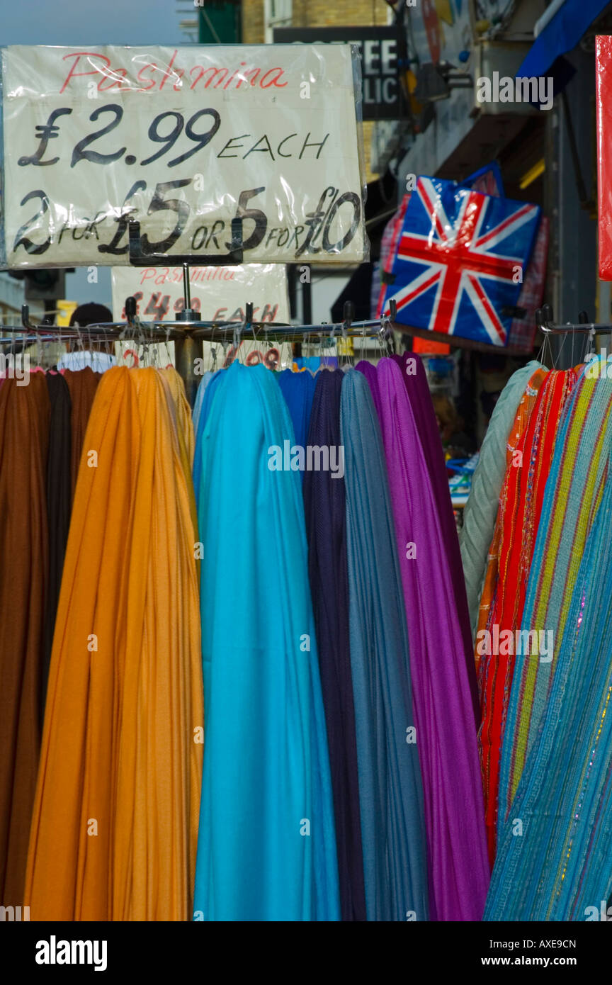 Pashmina in vendita lungo Portobello Road a Londra REGNO UNITO Foto Stock