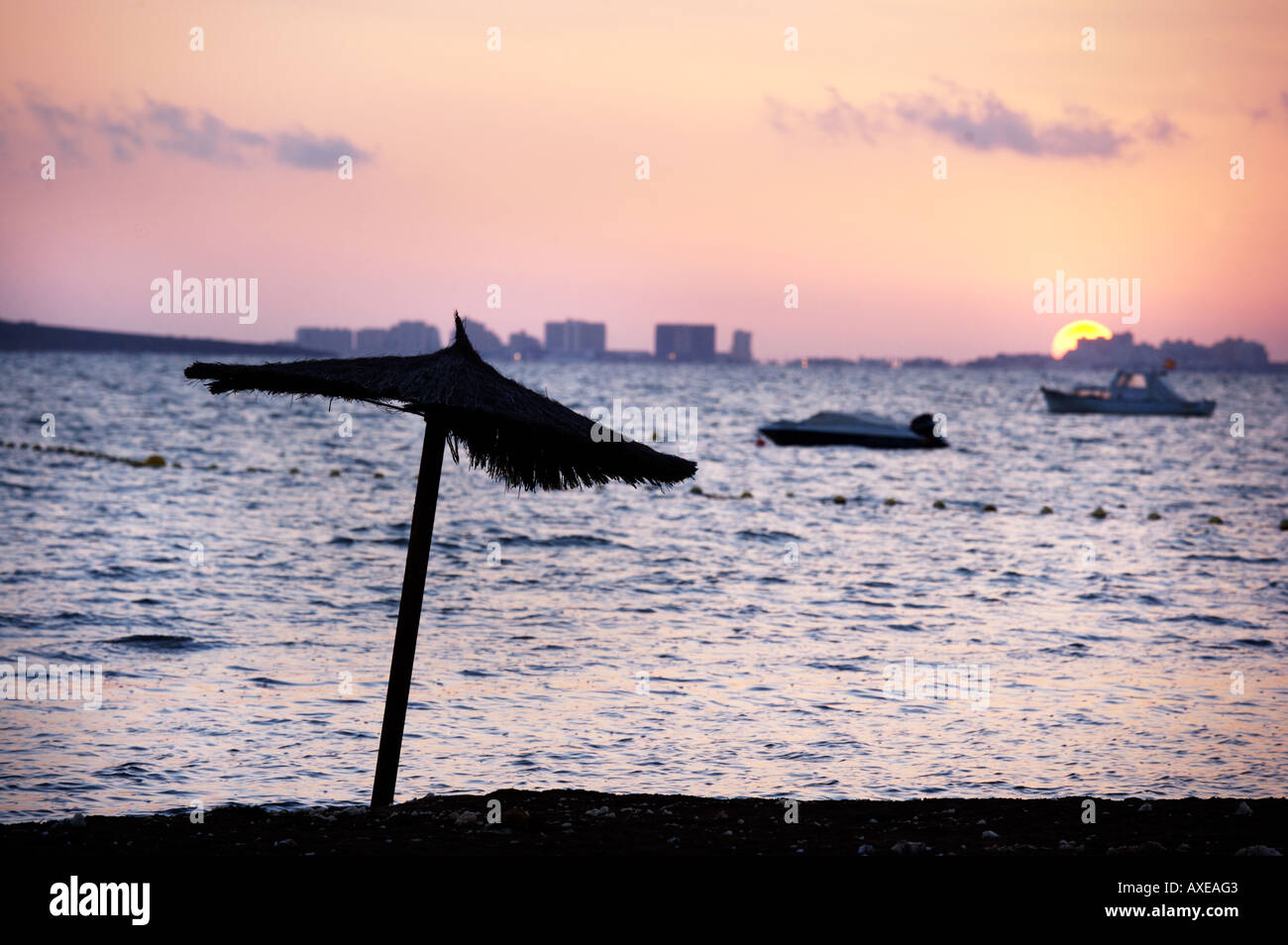 Tramonto sul Mar Menor con La Manga in background, Spagna. Foto Stock