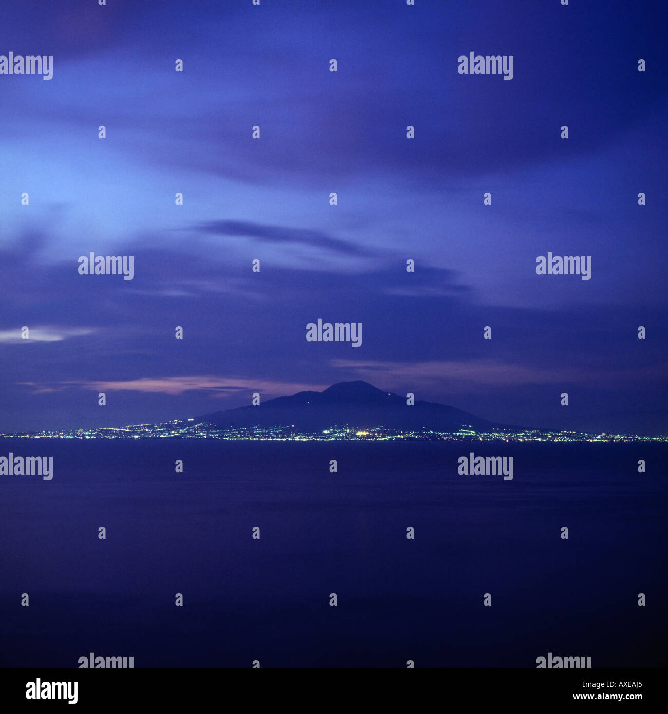 Vista sul Mar Mediterraneo al Vesuvio al tramonto da Sorrento in Campania Provincia Italia Foto Stock