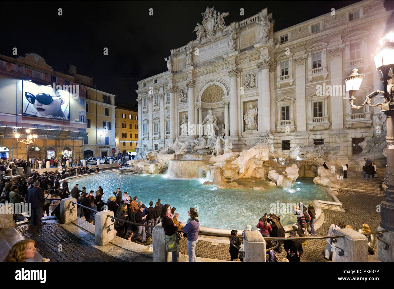 Fontana di Trevi, Roma. La Fontana di Trevi (o Fontana di Trevi) di notte con un grande cartellone Dolce Gabbana a sinistra, Centro storico, Roma, Italia Foto Stock