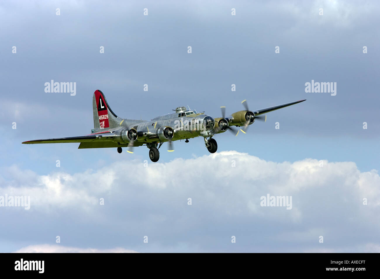 Yankee Lady B17G Flying Fortress in atterraggio a aeroporto Willow Run Thunder su airshow Michigan Foto Stock