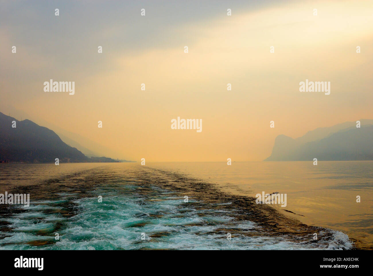 Lago di Garda da una escursione in barca da Riva del Garda Italia Foto Stock