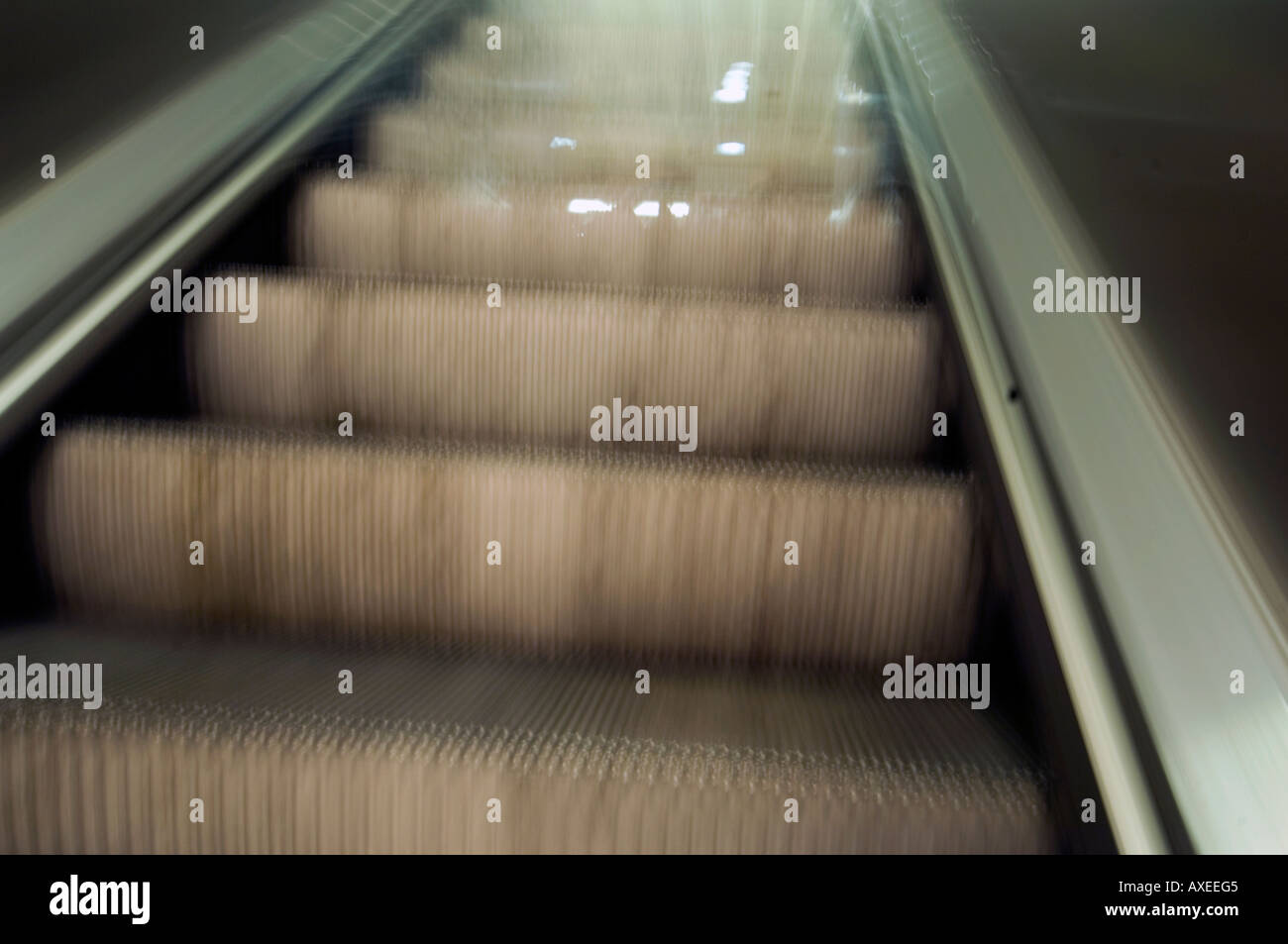 Scale di escalator metropolitana veloce movimento motion blur effetto dettaglio astratto metallo acciaio gli spostamenti di traslazione Foto Stock