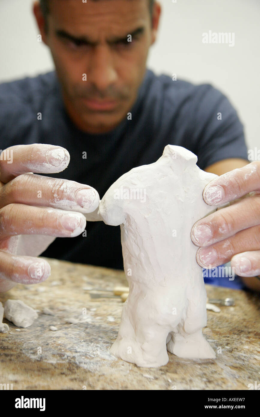 Miami Beach Florida, Lincoln Road Mall, ArtCenter SouthFlorida, classe di scultura in argilla, ispanica Latino etnia immigrati minoritari minoranza, adu adulto Foto Stock