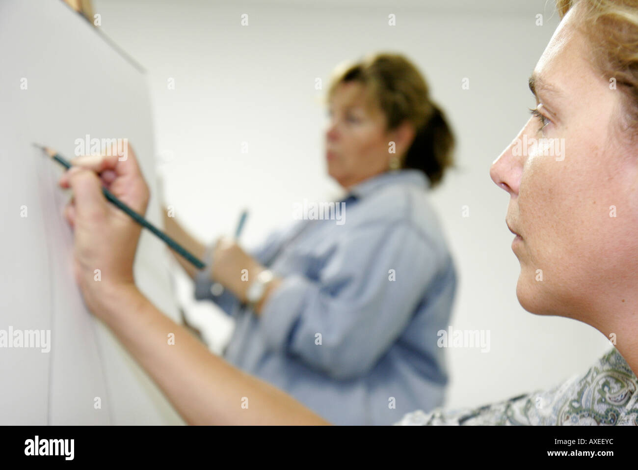 Miami Beach Florida, Lincoln Road Mall, ArtCenter SouthFlorida, classe di pittura, donne ispaniche donne donne, cavalletto, schizzo, FL061107027 Foto Stock