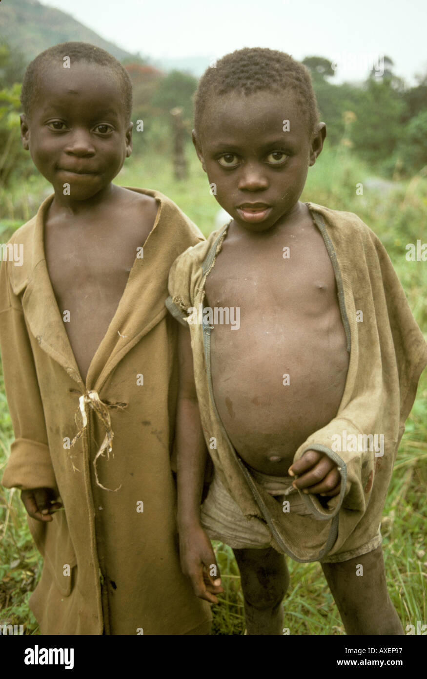 Africa Uganda Poveri Bambini Vestiti Di Stracci Foto Stock Alamy