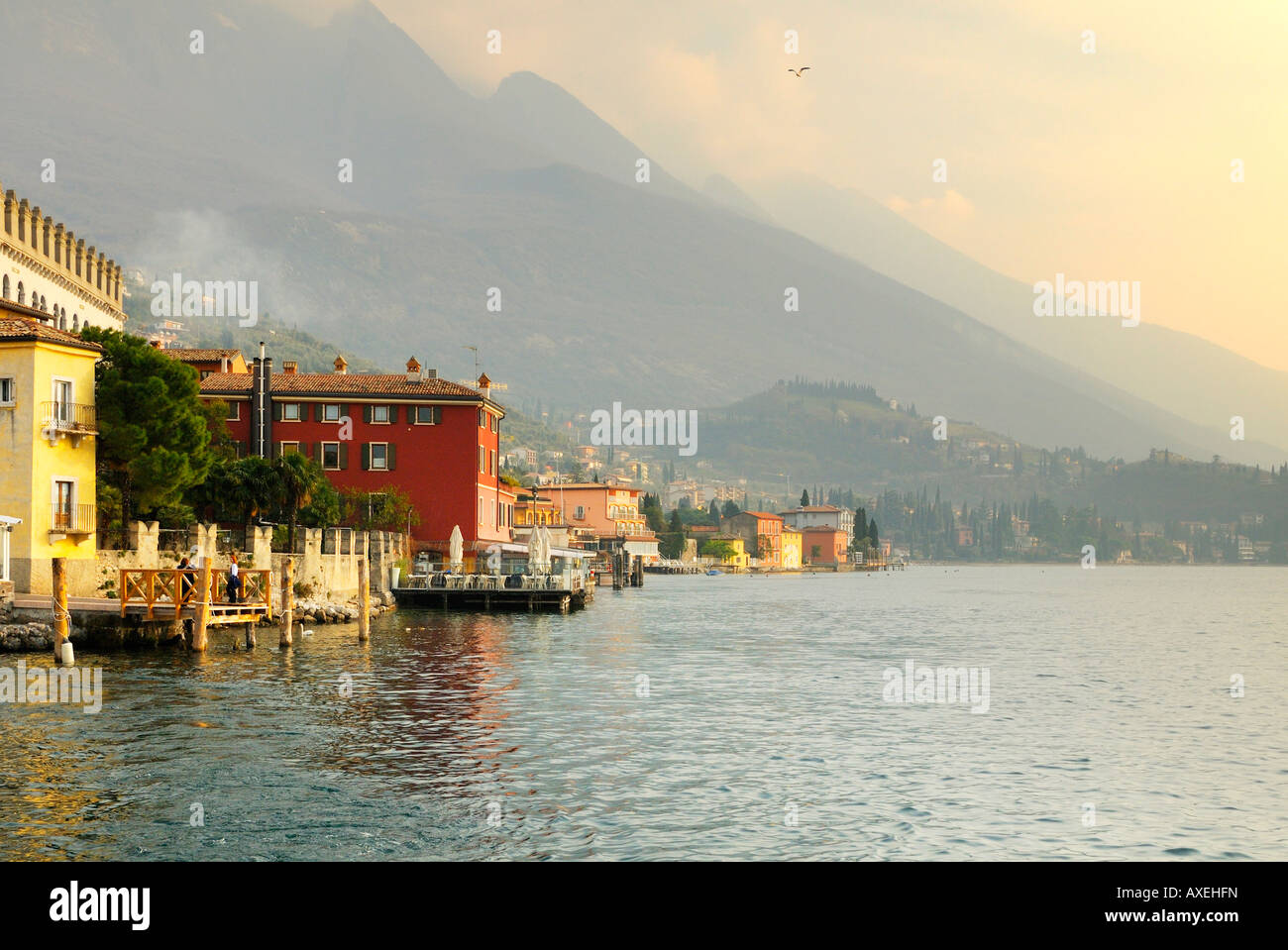 Il lungomare di Malcesine sulla sponda orientale del Lago di Garda - Garda Trentino Foto Stock