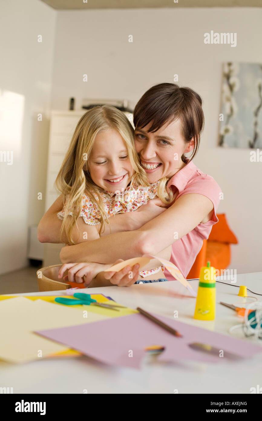 Madre abbracciando la figlia (8-9), sorridente, ritratto Foto Stock