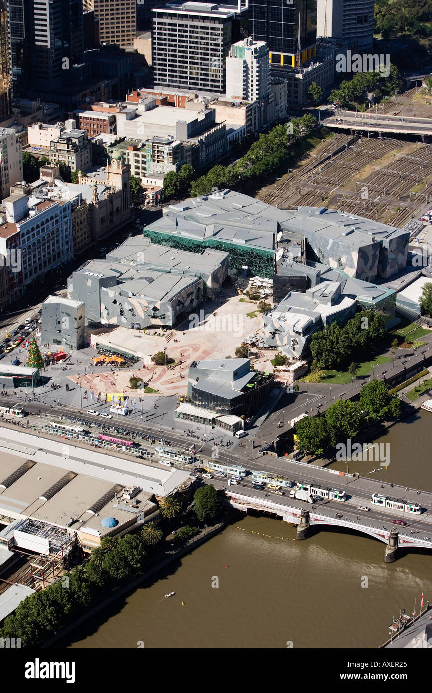 La Flinders St stazione ferroviaria in basso a sinistra, Federation Square, Melbourne, Australia Foto Stock