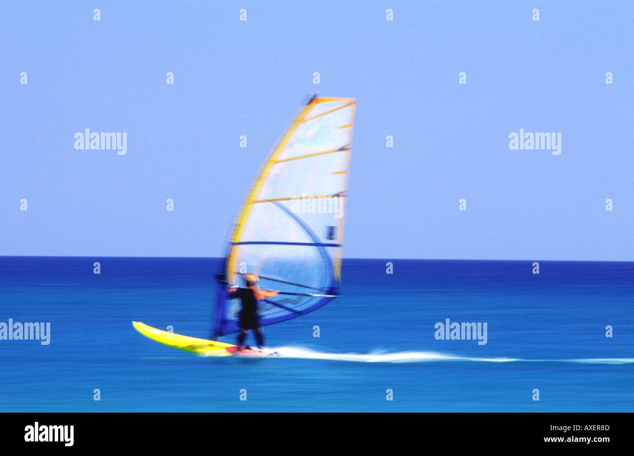 L'uomo maschio giovane gioventù giovani età 15 20 20 25 Windsurf Windsurf suit schiuma giorno all'aperto estate mare oceano cielo acqua win Foto Stock
