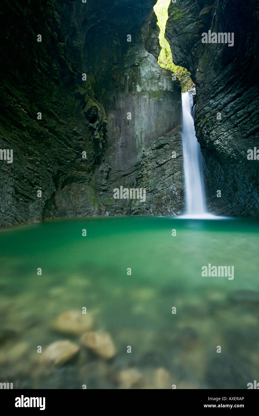 Veliki kozjak una cascata tributory della soca river, Brook kozjak tumbling in una verde blu piscina slovenia Foto Stock