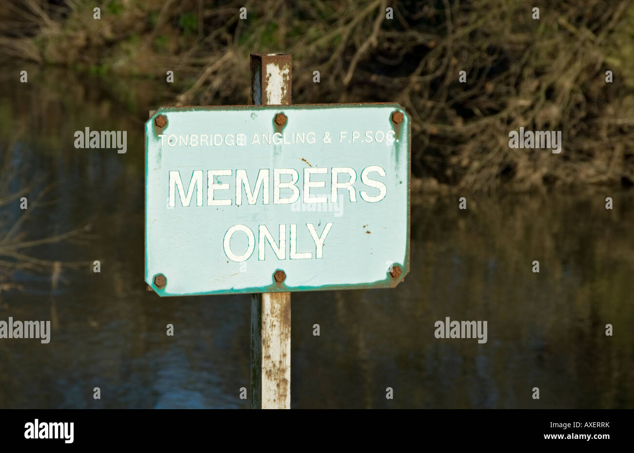 I membri di un solo segno per i pescatori sul fiume Medway nel Kent. Foto Stock