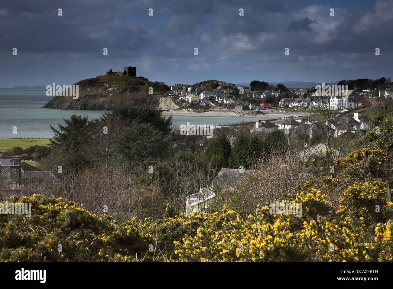 Il Borgo e il castello a Criccieth in Gwynedd costa. Foto Stock