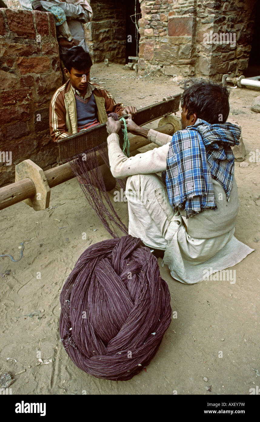 India Artigianato Fatehpur Sikri Uttar Pradesh rag uomini di tessitura filettatura il liccio con i fili di ordito Foto Stock