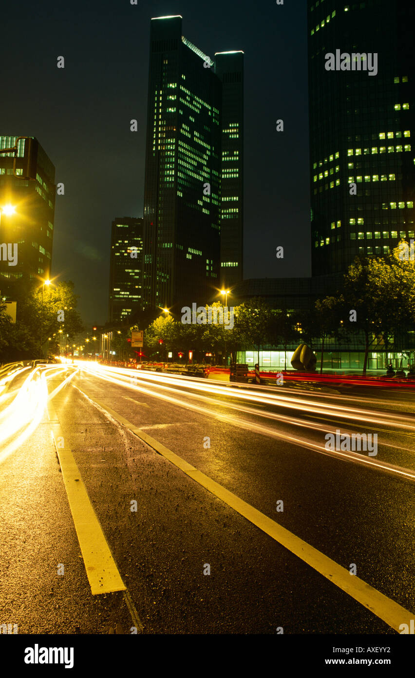 Le luci del traffico tratto a distanza quando scende la notte sulle strade vuote di Francoforte, Germania Foto Stock