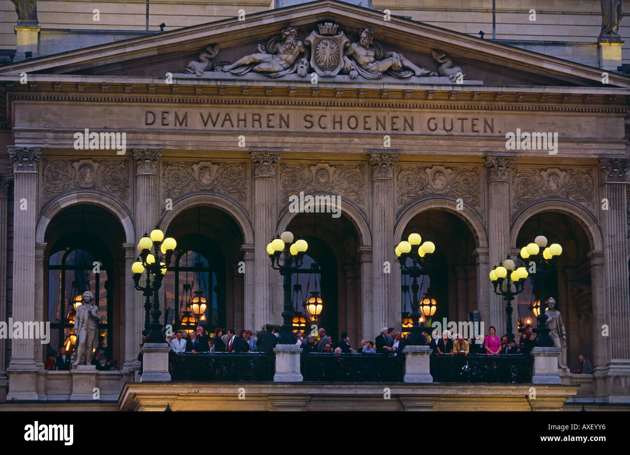 Il pubblico si raccolgono sul balcone prima di una performance inizia al Teatro dell'Opera di Francoforte, Germania Foto Stock