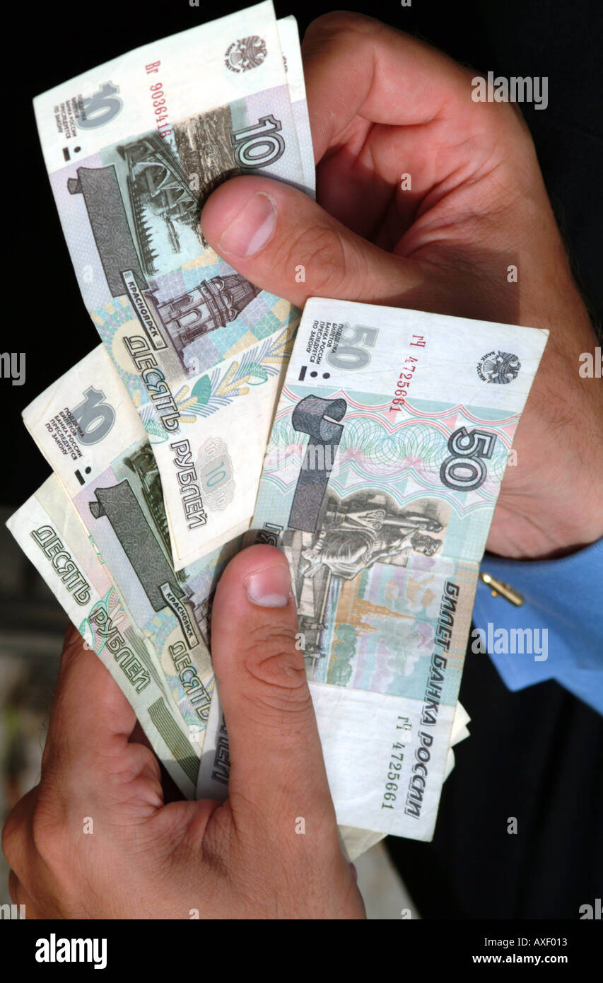 Manciata di rubli rublo Russia per un pugno di valuta Foto Stock