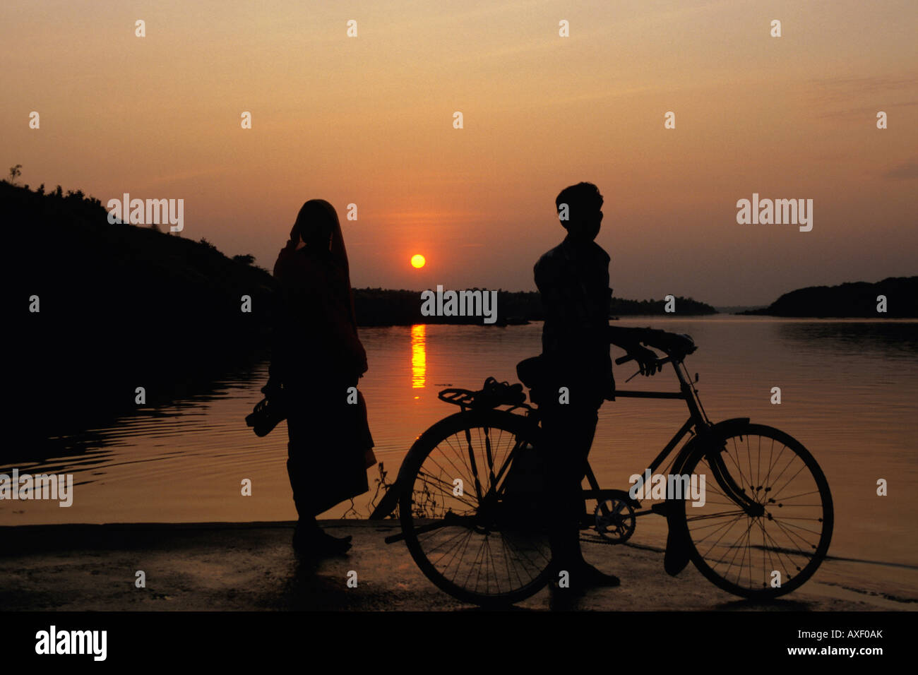 Silhouette, l uomo e la donna tramonto Dungarpur Rajasthan in India Foto Stock