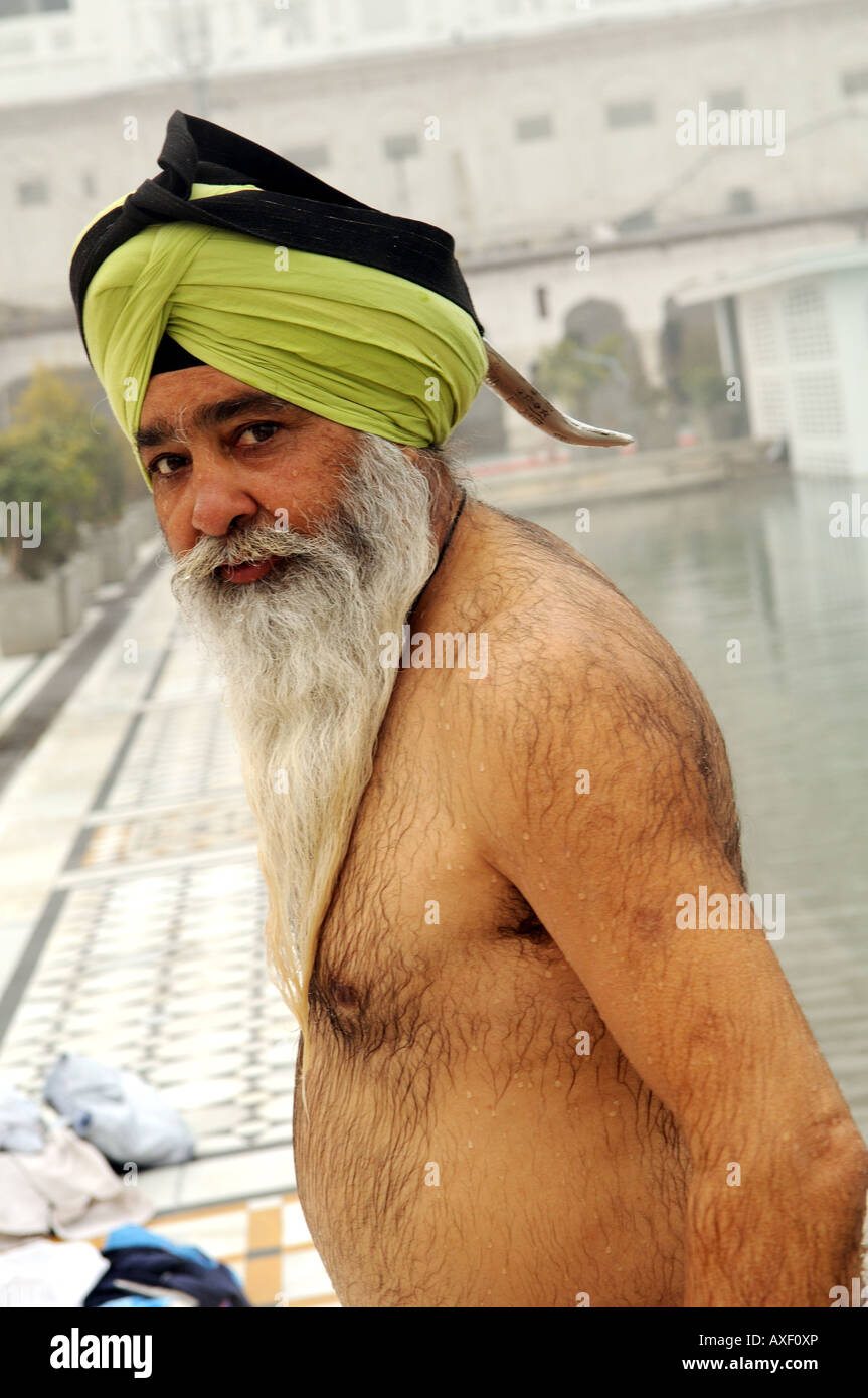 Un uomo Sikh esce del santo piscina che circonda il tempio d'oro di Amritsar Punjab, India Foto Stock Un uomo Sikh esce del santo piscina che circonda il tempio d'oro di Amritsar Punjab, India Foto Stock