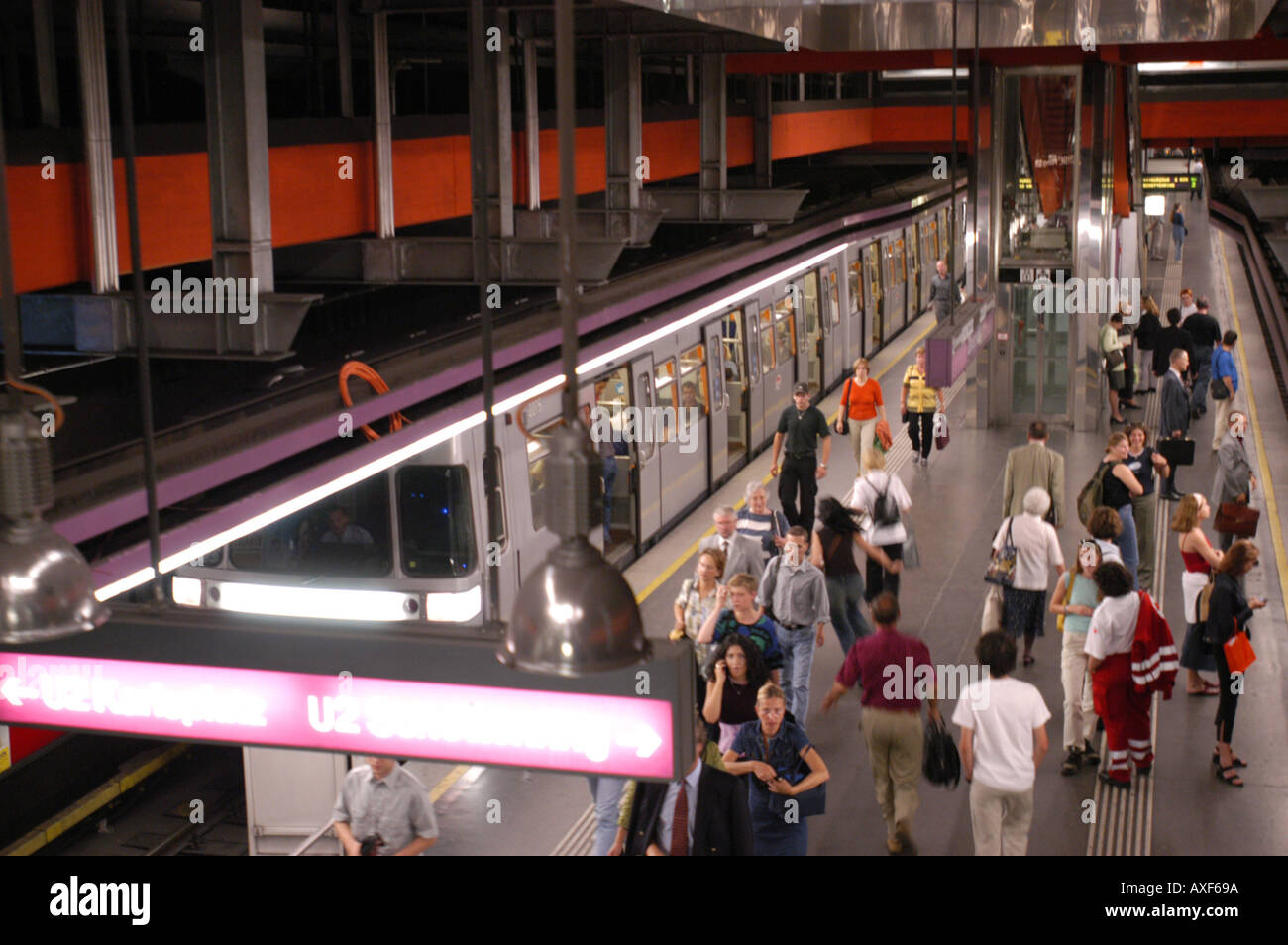 La stazione della metropolitana Schottentor, università Foto Stock