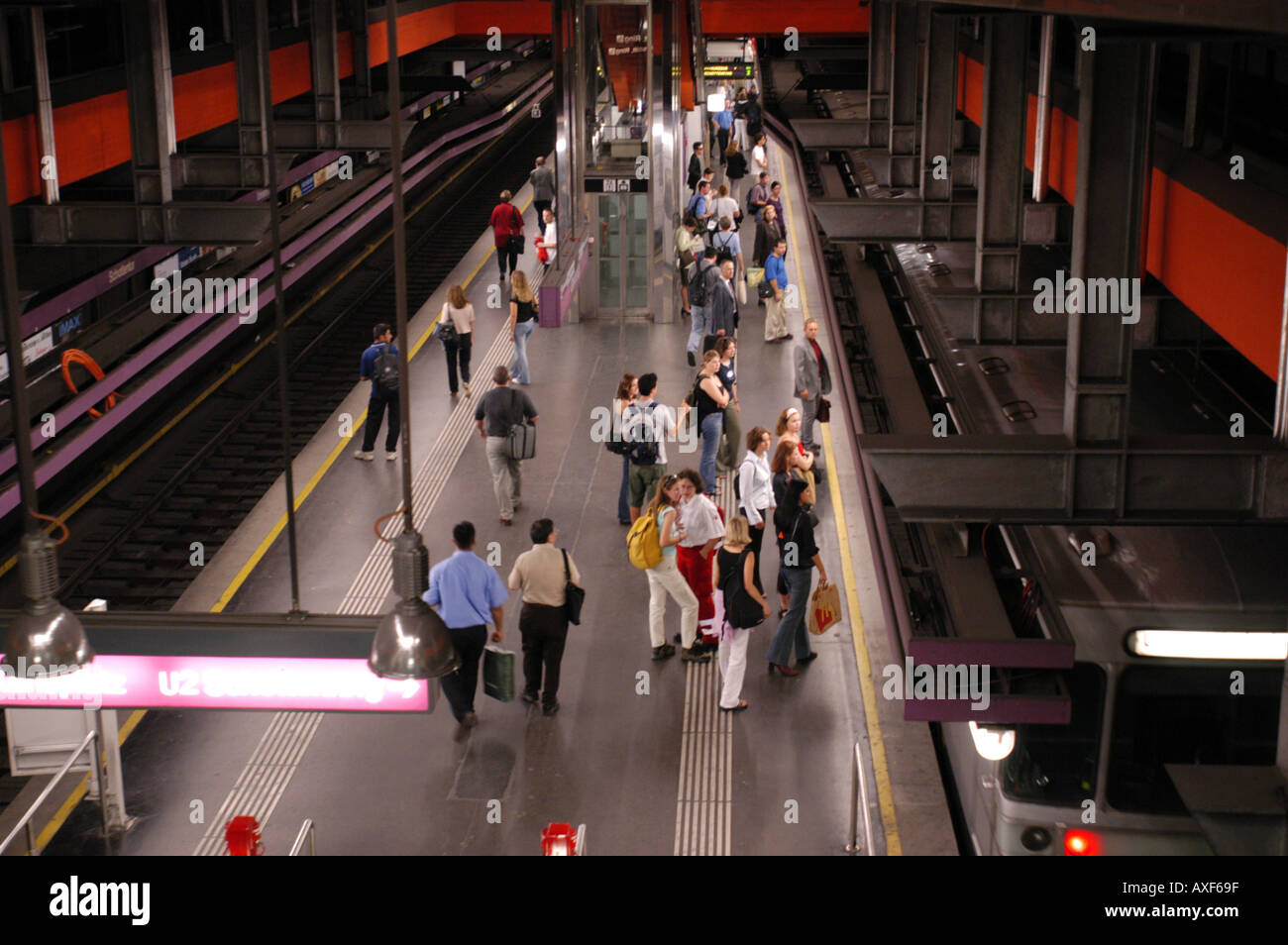 La stazione della metropolitana Schottentor, università Foto Stock