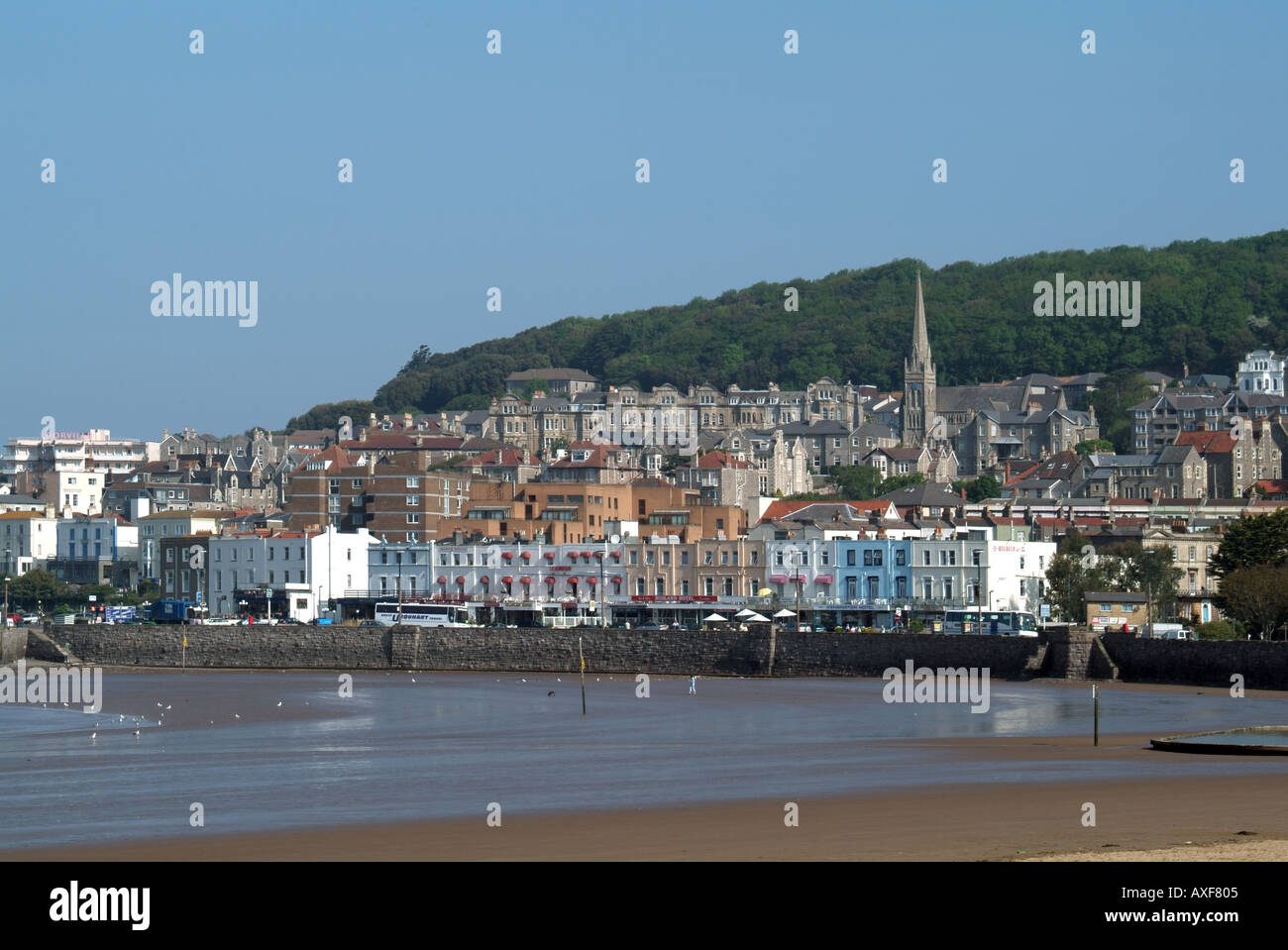 Weston Super Mare Lungomare spiaggia edifici sulla collina tra cui guglia della chiesa Foto Stock