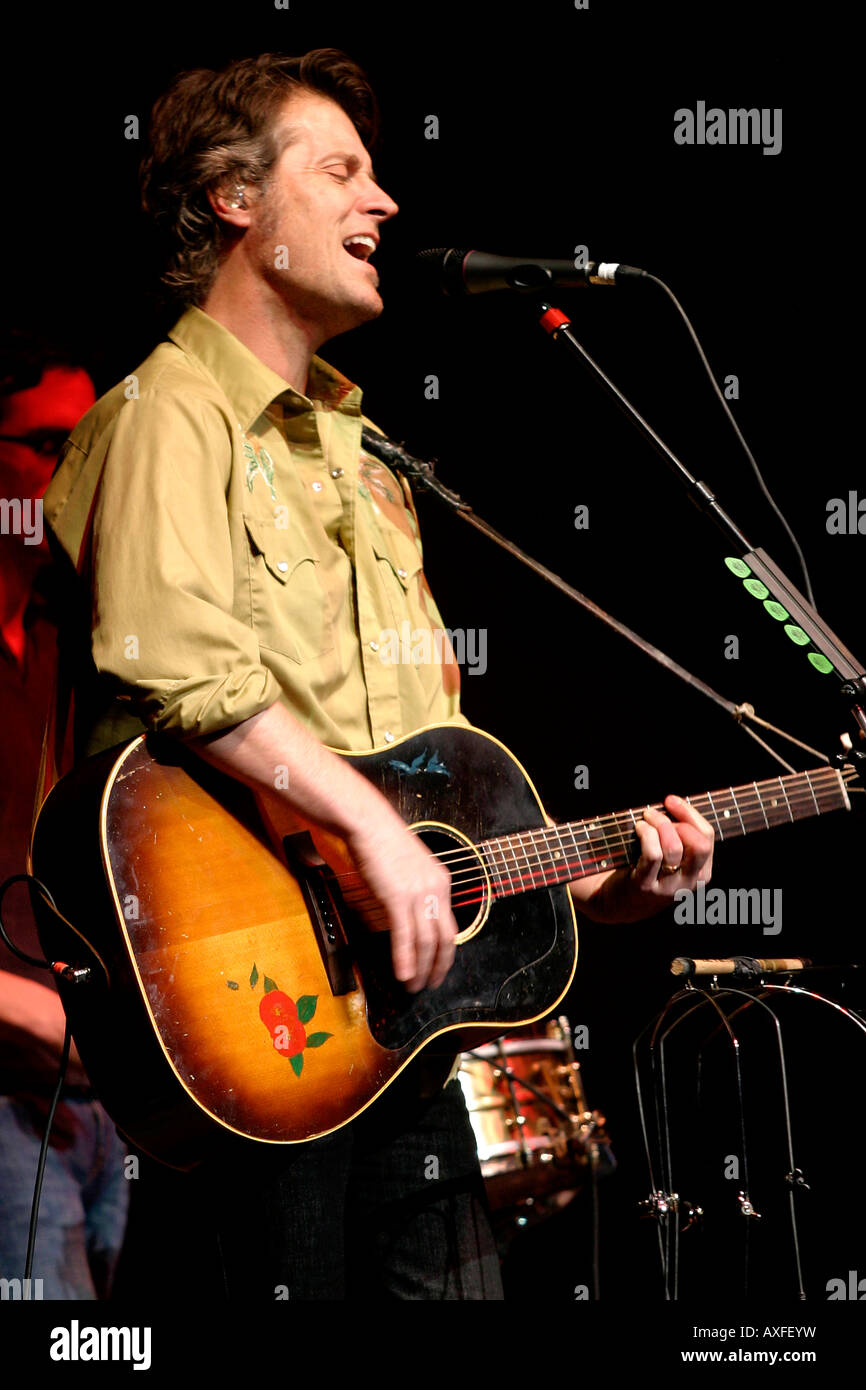 Jim Cuddy della band canadese Blue Rodeo esegue durante un concerto Foto Stock
