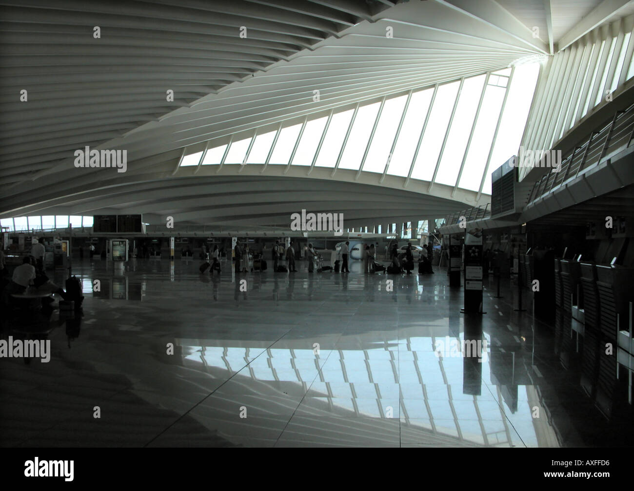 Le ampie e fluente in cemento e vetro architettura del terminal passeggeri aeroporto di Bilbao Santiago Calatrava Foto Stock