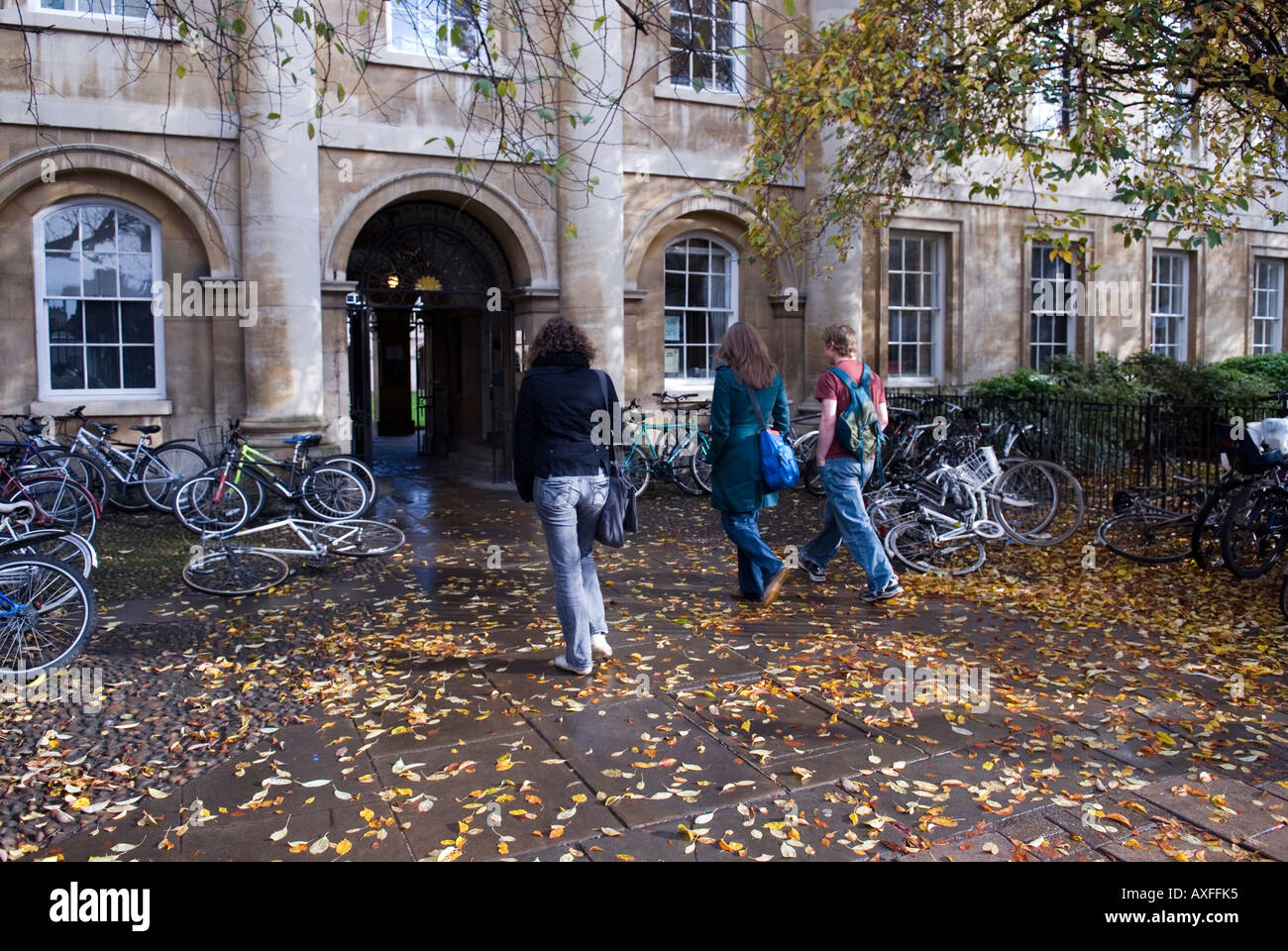 CAMBRIDGE UNIVERSITY CITY INGHILTERRA EMMANUEL COLLEGE con foglie di autunno Foto Stock